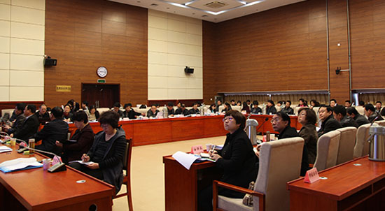 與會(huì)人員認(rèn)真聽取講解